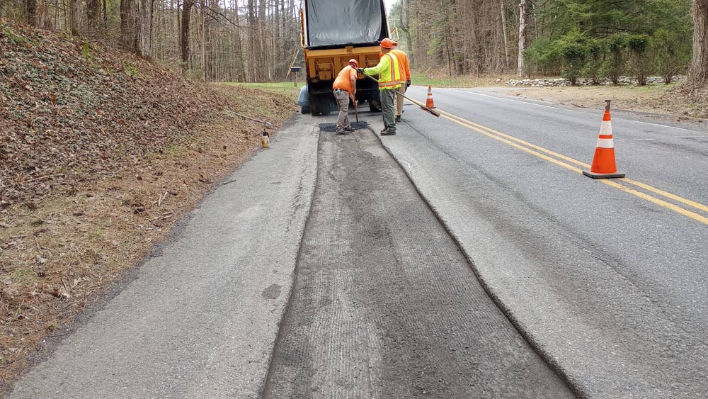 Filling milled road with asphalt